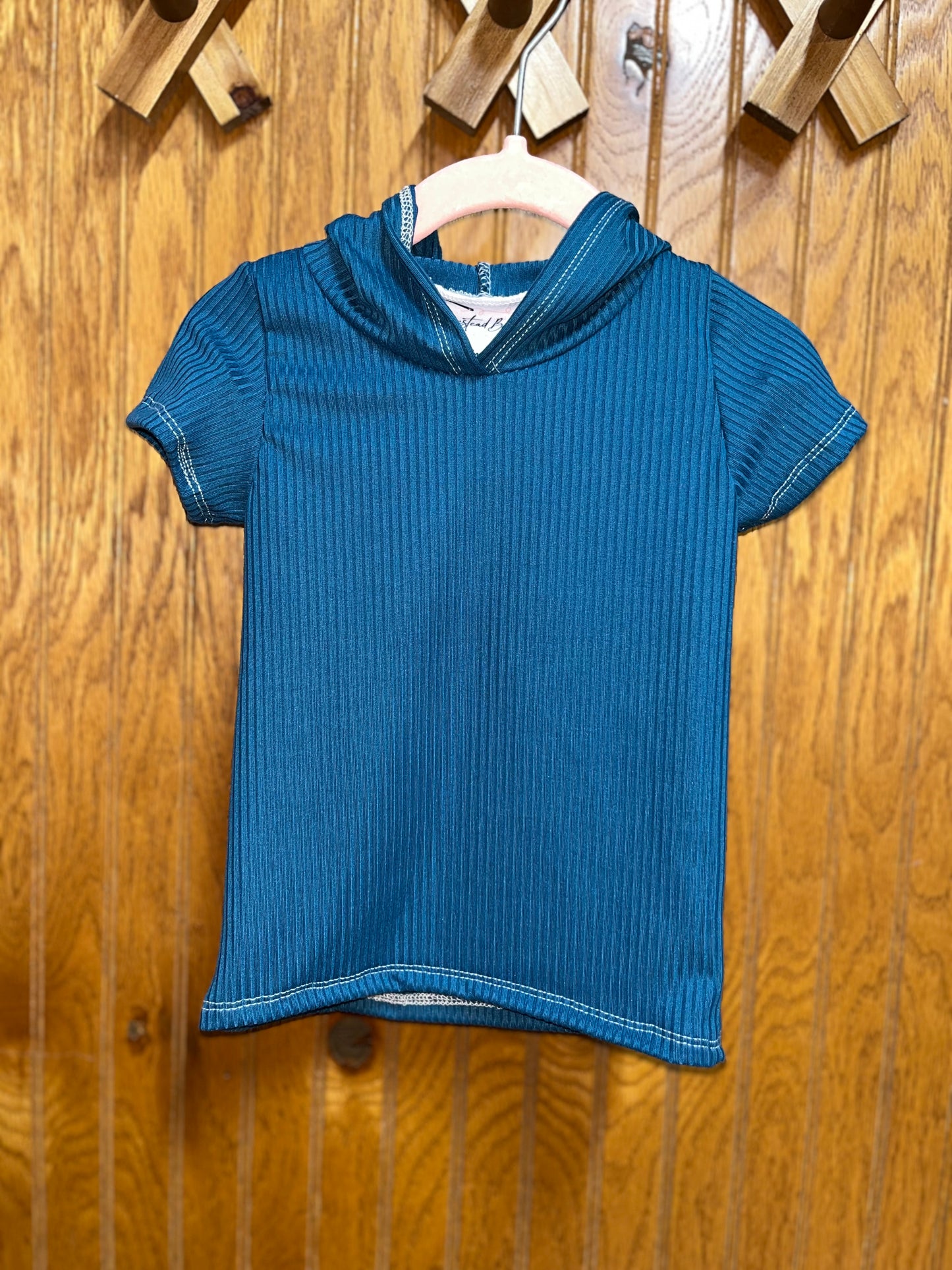 Emerald basic tee with hood (18m)